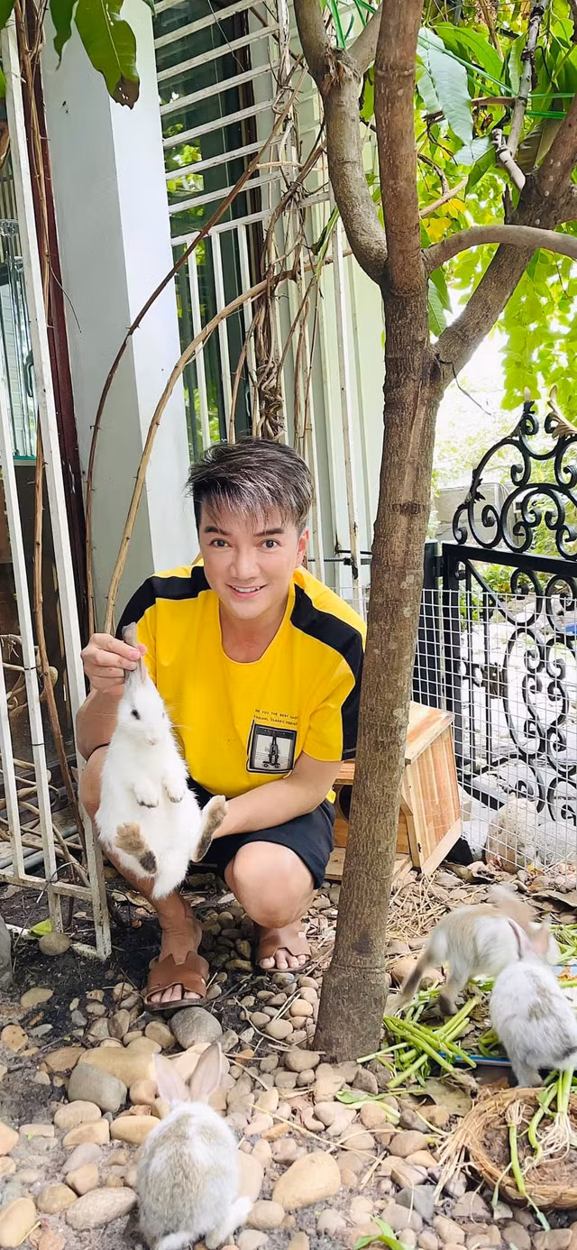 Ngam khu vuon ngap rau trai trong biet thu cua Dam Vinh Hung-Hinh-10