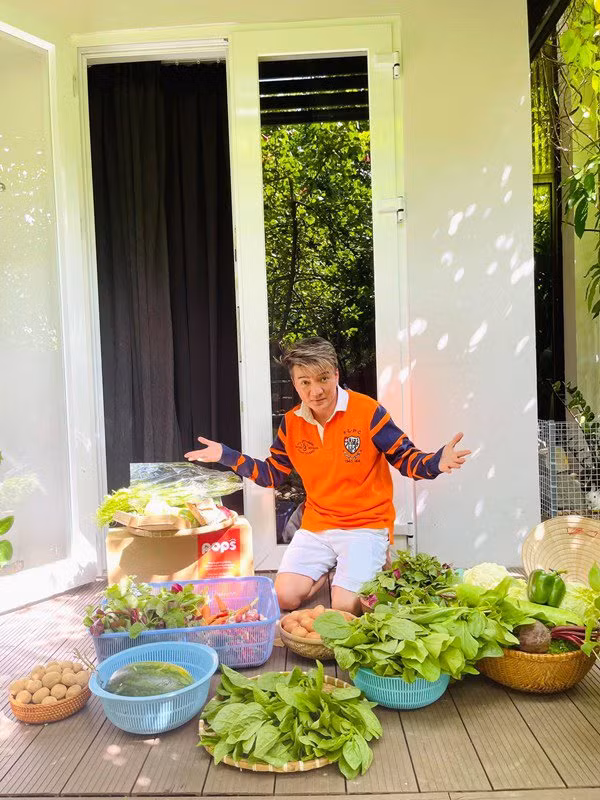 Ngam khu vuon ngap rau trai trong biet thu cua Dam Vinh Hung-Hinh-7