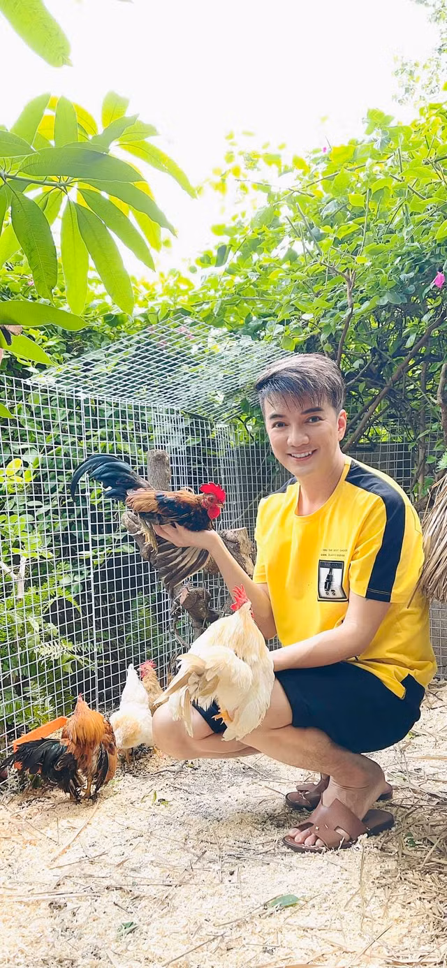Ngam khu vuon ngap rau trai trong biet thu cua Dam Vinh Hung-Hinh-8
