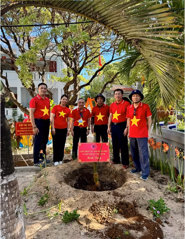 Doan cong tac cua VUSTA tham huyen dao Truong Sa va Nha gian DK-I/7-Hinh-10
