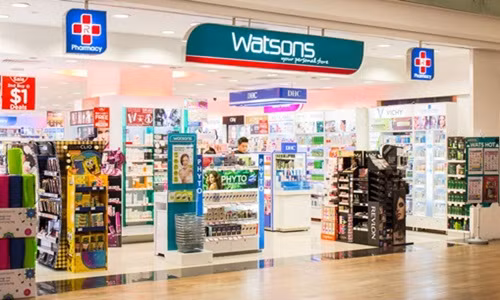 "Gã khổng lồ" bán lẻ Watson của tỷ phú Lý Gia Thành vào Việt Nam Theo nguồn tin trên Business.inquirer, chuỗi cửa hàng Watson của tỷ phú Lý Gia Thành vừa chính thức xuất hiện tại thị trường Việt Nam vào ngày 17/1. Cụ thể, cửa hàng Watson đặt một mặt sàn ở Tòa nhà Bitexco (quận 1, TP HCM). Ảnh: Vir.