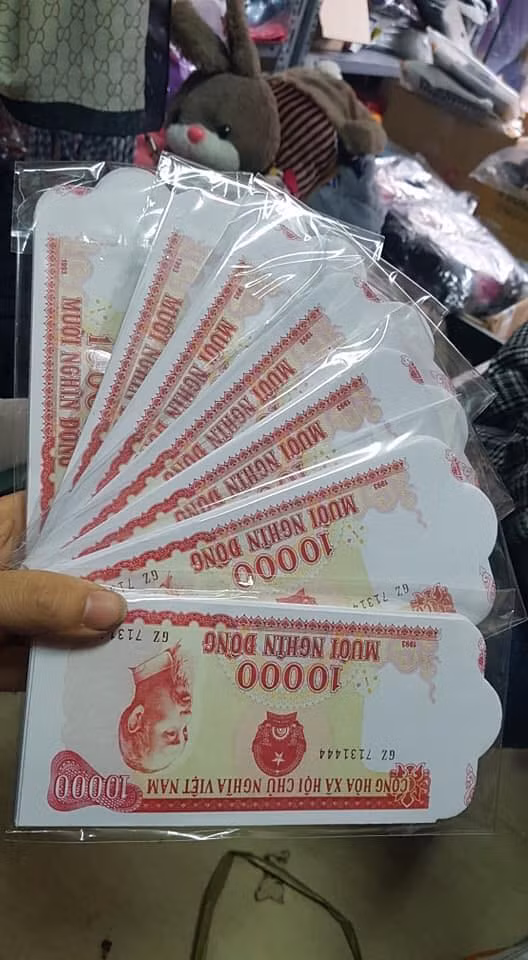 Sốt xình xịch bao lì xì “hoa hậu tiền Việt“ đón Tết 2019 Sot xinh xich bao li xi “hoa hau tien Viet“ don Tet 2019