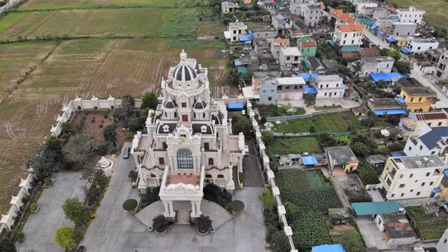Vào trong ngôi làng đa số là dinh thự ở Nam Đinh - Hình 3 Vao trong ngoi lang da so la dinh thu o Nam Dinh-Hinh-3