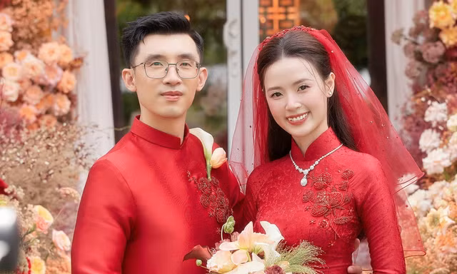 Gia the khung cua 3 cau am nganh nhua, cuoi vo xinh dep