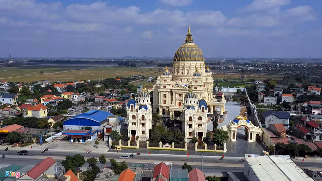 Cận cảnh tòa lâu đài dát vàng nghìn tỷ của đại gia Ninh Bình - Hình 2 Can canh toa lau dai dat vang nghin ty cua dai gia Ninh Binh-Hinh-2
