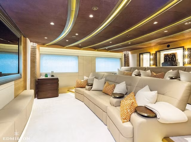 Giới siêu giàu cách ly vung tiền thuê du thuyền 4.000 tỷ - Hình 8 Gioi sieu giau cach ly vung tien thue du thuyen 4.000 ty-Hinh-8