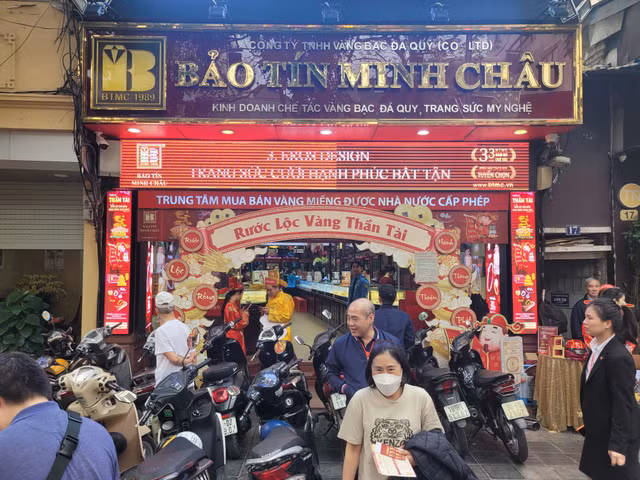 Cac tiem vang dong nghit nguoi mua