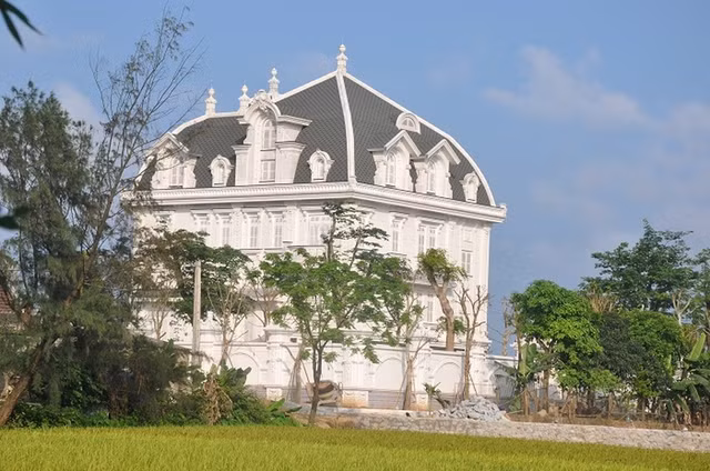 Ngước nhìn biệt thự rộng hàng nghìn m2 của bà lão bán rau ở Hà Tĩnh - Hình 4 Nguoc nhin biet thu rong hang nghin m2 cua ba lao ban rau o Ha Tinh-Hinh-4