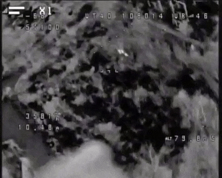 “Một đơn vị đặc nhiệm Ukraine đã bị tiêu diệt, trong khi một đơn vị khác đang lẩn trốn trong khu công nghiệp và đã bị UAV FPV của Nga phát hiện và tiêu diệt gọn; trong khi đó, tướng Budanov vẫn ở cách thành phố Pokrovsk 90 km”, trang Military Review của Nga kết luận. (nguồn ảnh Military Review, Ukrinform, TASS).