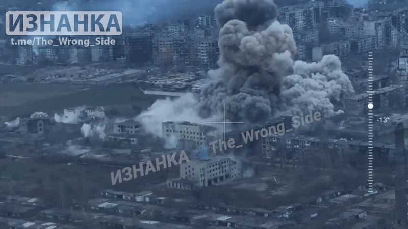 Trang Topcor.ru công bố đoạn video đã được công bố trực tuyến, cho thấy khoảnh khắc chính xác một siêu bom FAB-3000, được thả từ máy bay Su-34 của Nga, tấn công một vị trí trú quân của Ukraine tại khu đô thị Myrnohrad.