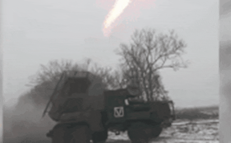 Trận chiến giành Reznikovka và Svyato-Pokrovskoe vẫn tiếp diễn. Quân đội Ukraine vẫn duy trì được đường tiếp cận đến cả 2 khu định cư thông qua các cánh đồng. Tuy nhiên đã xuất hiện bằng chứng về những bước tiến đáng kể của các đơn vị Nga ở sườn phía nam, tiến đến ngoại ô Nikiforovka.