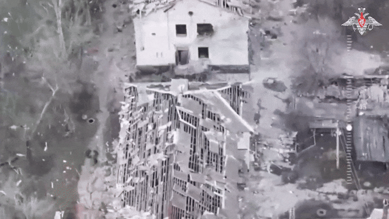 Đoạn video được đăng tải trên mạng Internet, cho thấy nỗ lực tháo chạy của quân Ukraine khỏi Myrnohrad. Một UAV của Nga đã ghi lại được cảnh một nhóm binh sĩ Ukraine khá đông, đang tháo chạy trước hỏa lực pháo binh, tìm nơi trú ẩn trong các tòa nhà còn sót lại.