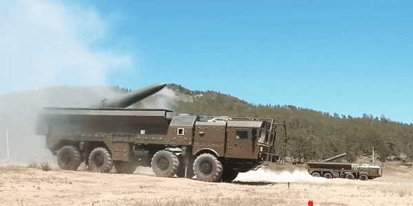 “Rõ ràng là Nga đã “tích trữ” những tên lửa này từ mùa xuân. Tình báo phương Tây cho biết tình hình đang rất bất lợi cho Ukraine, vì Nga có khả năng sản xuất khoảng 70 tên lửa mỗi tháng, có lẽ ít hơn một chút. Kế hoạch cho năm 2025 là 750 tên lửa đạn đạo và khoảng 20 tên lửa Kinzhal.