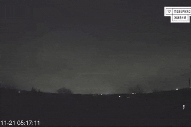 Ngày 21/11/2024, Nga đã tấn công một tổ hợp công nghiệp quốc phòng lớn của Ukraine tại Dnepropetrovsk, qua đó thử nghiệm hệ thống tên lửa siêu vượt thanh Oreshnik. Khi được triển khai theo nhóm, một cuộc tấn công sử dụng tên lửa này, có sức công phá tương đương với vũ khí hạt nhân, nhưng không được coi là vũ khí hủy diệt hàng loạt. (nguồn ảnh TASS, Forbes, Ukrinform).