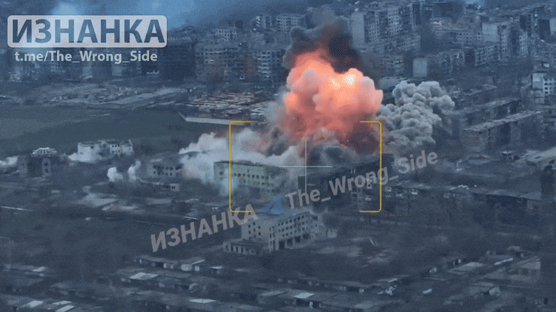 Tuy nhiên, so với khu đô thị Pokrovsk còn khá nguyên vẹn thì Myrnohrad bên cạnh đổ nát hơn nhiều. Và những ngày đầu năm 2026 này, những quả bom tấn tiếp tục trút xuống Myrnohrad.