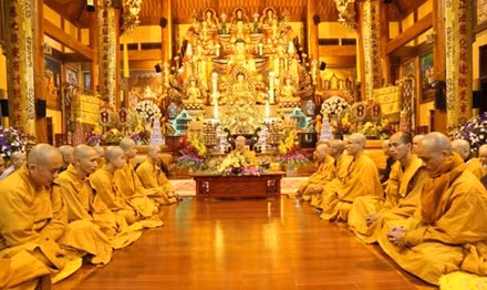 Nhung doi chan tran tren dinh Ba Vang