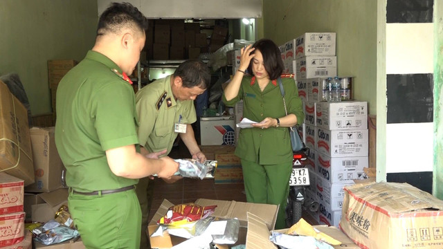 Lực lượng chức năng thu giữ nhiều gói nguyên liệu không rõ nguồn gốc. Lực lượng chức năng thu giữ nhiều gói nguyên liệu không rõ nguồn gốc.