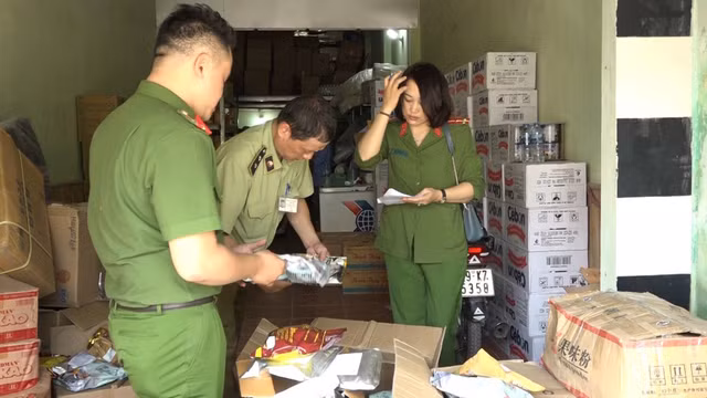 Lực lượng chức năng thu giữ nhiều gói nguyên liệu không rõ nguồn gốc.