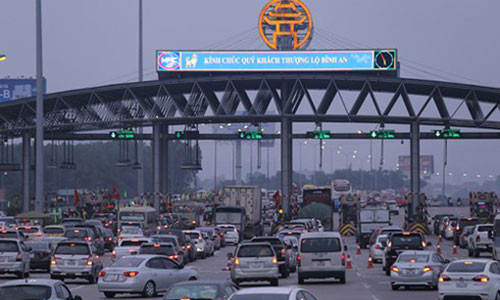 Hàng nghìn phương tiện ùn ứ tại khu vực trạm soát vé đường Pháp Vân-Cầu Giẽ chiều mùng 4 Tết. Ảnh:Vnexpress.