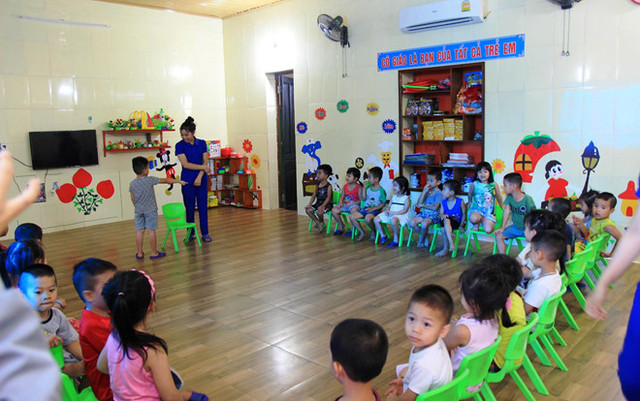 Giáo viên, học sinh trong giờ học tại cơ sở mầm non Tuổi Thơ. Giáo viên, học sinh trong giờ học tại cơ sở mầm non Tuổi Thơ.