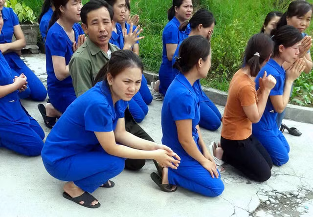 Nhiều cô giáo quỳ trước xe hơi của chù tịch thị trấn Thanh Chương.