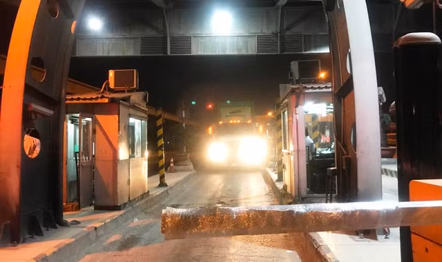 Gần 0h đêm cuối cùng của năm 2017 (31/12), trạm BOT Xa lộ Hà Nội đã hoàn tất công tác chuẩn bị cho việc tạm ngưng thu phí theo chỉ đạo của UBND TP.HCM từ 0h ngày 1/1/2018.