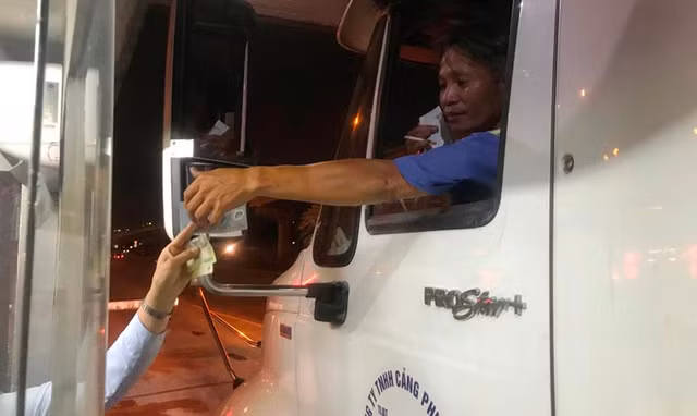 Đây là phương tiện cuối cùng trả phí khi lưu thông qua trạm thu phí Xa lộ Hà Nội lúc 23h57 ngày 31/12.