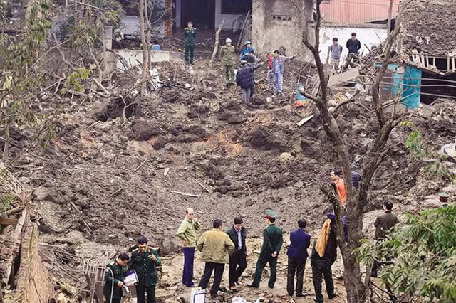 4h30 phút sáng ngày 3/1/2018, một tiếng nổ đinh tai khủng khiếp phát ra tại kho phế liệu ở làng Quan Độ (xã Văn Môn, huyện Yên Phong, tỉnh Bắc Ninh) trong ít phút đã gây ra hậu quả khủng khiếp khiến 2 người chết, 9 người bị thường, sập và hư hỏng hơn 100 ngôi nhà. Tuy nhiên, vụ nổ ở Bắc Ninh chỉ là một trong nhiều vụ nổ kinh hoàng giữa thời bình mà nguyên nhân một phần từ người dân thu gom vật liệu nổ để chế xuất phế liệu.