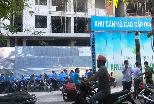 Lãnh đạo phường Hiệp Bình Chánh điều động lực lượng đến giữ trật tự, đồng thời báo cáo UBND quận và Công an quận Thủ Đức để phối hợp giải quyết.