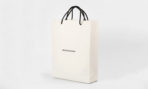 Khoảng giữa năm 2017, Balenciaga tung mẫu túi xách giống hệt túi giấy shopping phiên bản sang trọng nhưng… giá trên trời. Đây là thương hiệu tạo được dấu ấn riêng trong năm 2017 với mức độ phủ sóng mạnh mẽ cũng như tạo được tiếng vang trong cộng đồng thời gian với sự cá tính, trẻ trung lại còn độc đáo. Và chiếc túi phiên bản túi đựng đồ của Balenicaga là một trong những rất nhiều các sản phẩm thời trang của thương hiệu này. Khoảng giữa năm 2017, Balenciaga tung mẫu túi xách giống hệt túi giấy shopping phiên bản sang trọng nhưng… giá trên trời. Đây là thương hiệu tạo được dấu ấn riêng trong năm 2017 với mức độ phủ sóng mạnh mẽ cũng như tạo được tiếng vang trong cộng đồng thời gian với sự cá tính, trẻ trung lại còn độc đáo. Và chiếc túi phiên bản túi đựng đồ của Balenicaga là một trong những rất nhiều các sản phẩm thời trang của thương hiệu này.