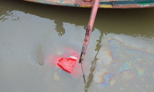 Đuôi chiếc ô tô dưới lòng sông Cậy.