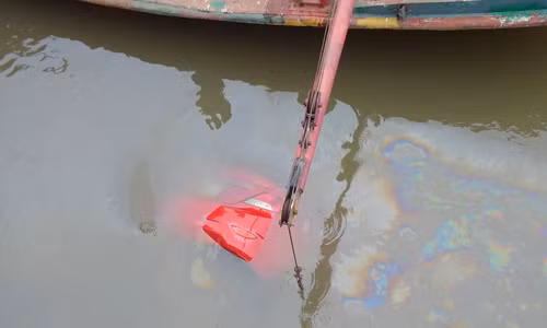 Đuôi chiếc ô tô dưới lòng sông Cậy.