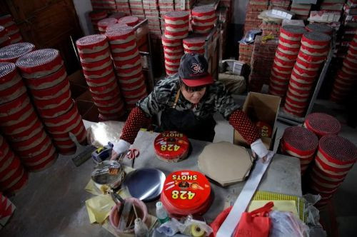 Công nhân trong xưởng chế tạo pháo hoa. Ảnh: Reuters. Công nhân trong xưởng chế tạo pháo hoa. Ảnh: Reuters.