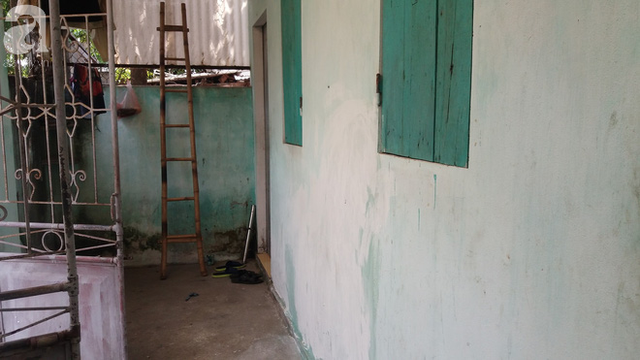 Khu vực chiếc xe máy của người làm nghề xe ôm được Hồng hướng dẫn để tạm trong lúc chờ chị ta đi mua bia. Khu vực chiếc xe máy của người làm nghề xe ôm được Hồng hướng dẫn để tạm trong lúc chờ chị ta đi mua bia.
