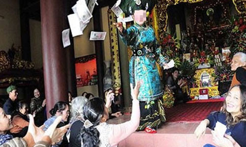 Không ít người đã dính bẫy khi tin lời đồng cô, đồng cậu. Không ít người đã dính bẫy khi tin lời đồng cô, đồng cậu.