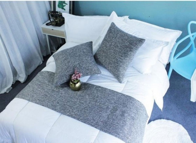 Vi sao co 4 chiec goi, khan trai ngang cuoi giuong khach san-Hinh-3