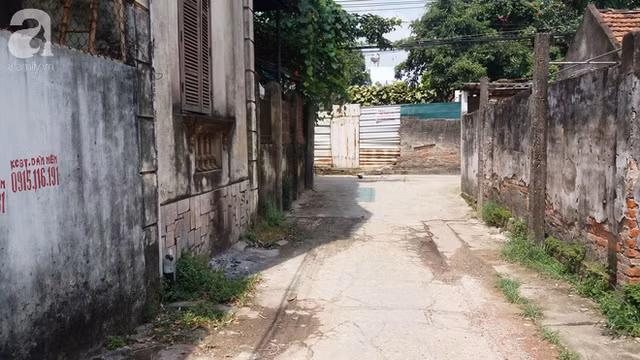 Con ngõ vào phòng trọ vắng lặng, không người qua lại.