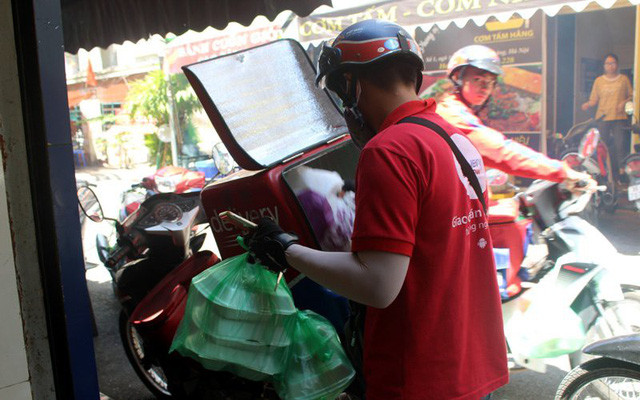Do nhiệt độ ngoài trời cao nên các thùng, túi đựng luôn được trang bị cách nhiệt. Do nhiệt độ ngoài trời cao nên các thùng, túi đựng luôn được trang bị cách nhiệt.