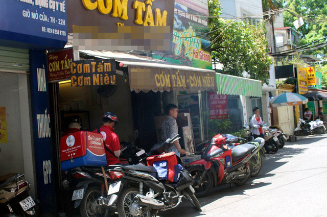 Một cửa hàng cơm trên đường Huỳnh Thúc Kháng (Hà Nội) chật kín người đến lấy hàng đi giao. Một cửa hàng cơm trên đường Huỳnh Thúc Kháng (Hà Nội) chật kín người đến lấy hàng đi giao.