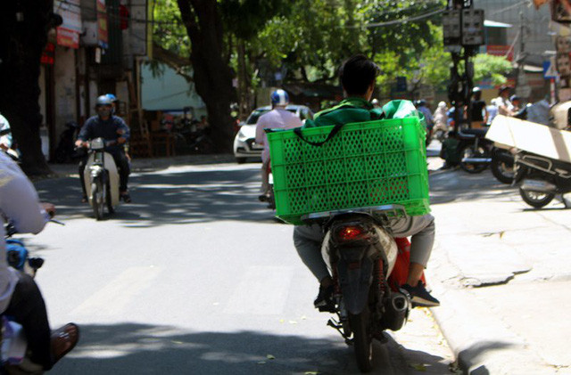 Hình ảnh các shipper xuất hiện thường trực trên các cung đường Thủ đô. Hình ảnh các shipper xuất hiện thường trực trên các cung đường Thủ đô.