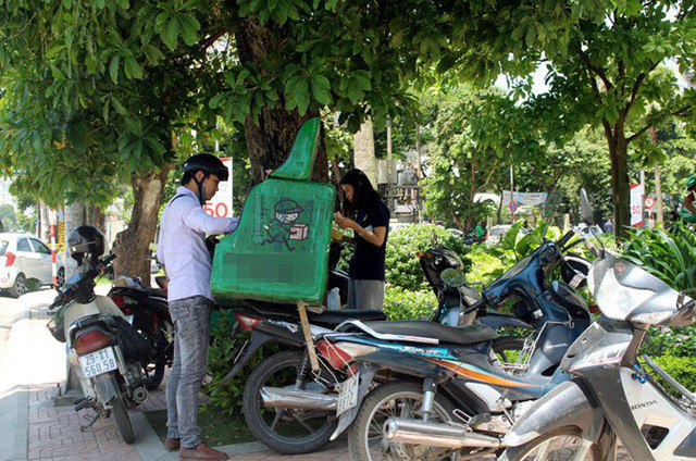 Các tán cây luôn là sự lựa chọn lý tưởng cho các shipper dừng chân trong tiết trời oi bức. Các tán cây luôn là sự lựa chọn lý tưởng cho các shipper dừng chân trong tiết trời oi bức.