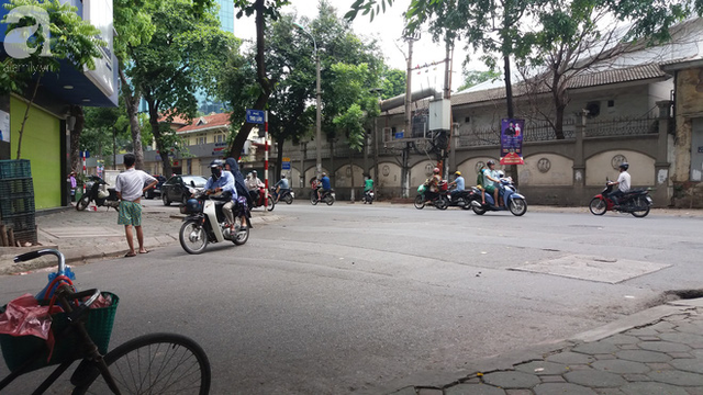 Khu vực dốc Thọ Lão (quận Hai Bà Trưng) nơi ông T. đứng đón khách đi xe ôm. Khu vực dốc Thọ Lão (quận Hai Bà Trưng) nơi ông T. đứng đón khách đi xe ôm.
