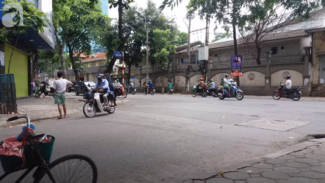 Khu vực dốc Thọ Lão (quận Hai Bà Trưng) nơi ông T. đứng đón khách đi xe ôm.