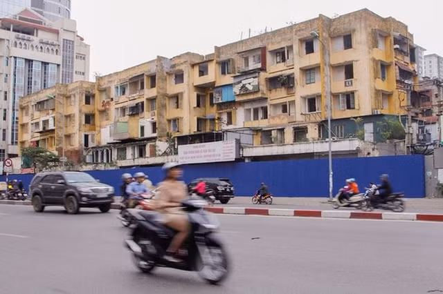 Khu chung cư L1, L2 số 93 Láng Hạ (Đống Đa, Hà Nội) với địa thế trên "đất vàng" Hà Nội lâu nay rơi vào tình cảnh bỏ hoang.