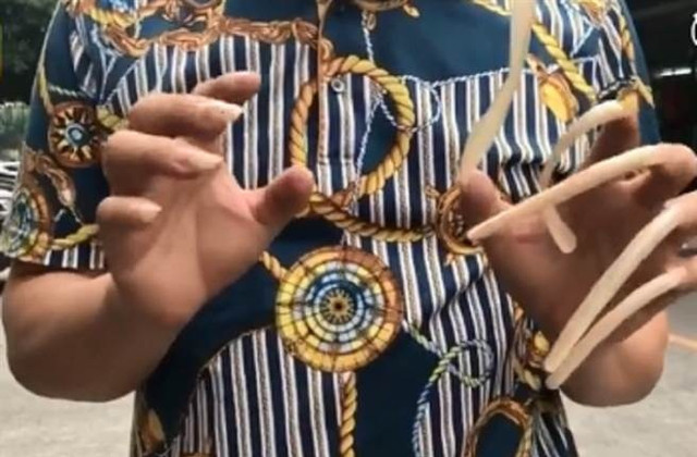 Chuyện lạ hôm nay: 9 năm không cắt móng tay, bố khiến con hãi hùng... Chuyen la hom nay: 9 nam khong cat mong tay, bo khien con hai hung...