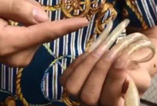 Chuyện lạ hôm nay: 9 năm không cắt móng tay, bố khiến con hãi hùng... - Hình 2 Chuyen la hom nay: 9 nam khong cat mong tay, bo khien con hai hung...-Hinh-2