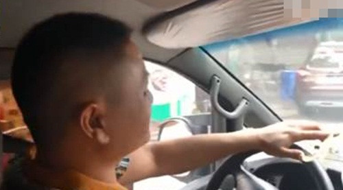 Chuyện lạ hôm nay: 9 năm không cắt móng tay, bố khiến con hãi hùng... - Hình 3 Chuyen la hom nay: 9 nam khong cat mong tay, bo khien con hai hung...-Hinh-3