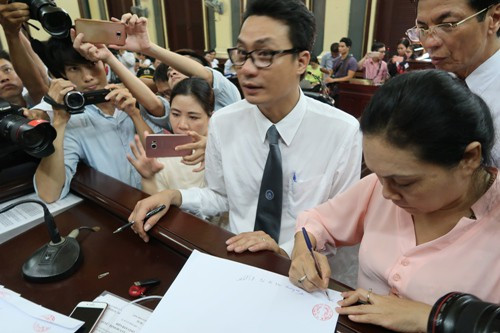 Gia hạn điều tra 3 tháng vụ án hoa hậu Phương Nga - Hình 2 Gia han dieu tra 3 thang vu an hoa hau Phuong Nga-Hinh-2
