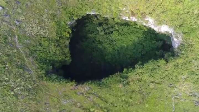 Phát hiện hang động khổng lồ tuyệt đẹp trong hố sụt Phat hien hang dong khong lo tuyet dep trong ho sut
