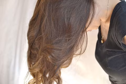 Thử tóc để phát hiện người nghiện Khi hút thuốc phiện vào cơ thể, độc tố sẽ vận chuyển theo máu lên tóc. Cảnh sát sẽ dễ dàng dùng cách này để kiểm tra xem một người có hút thuốc phiện hay không.